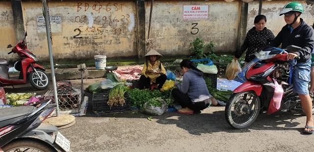 Dù có chợ nhưng nhiều hộ dân vẫn chọn vỉa hè là nơi kinh doanh