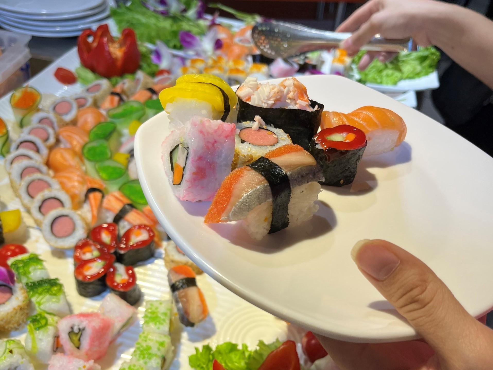 Cách làm sushi cá hồi tại nhà ngon khó cưỡng