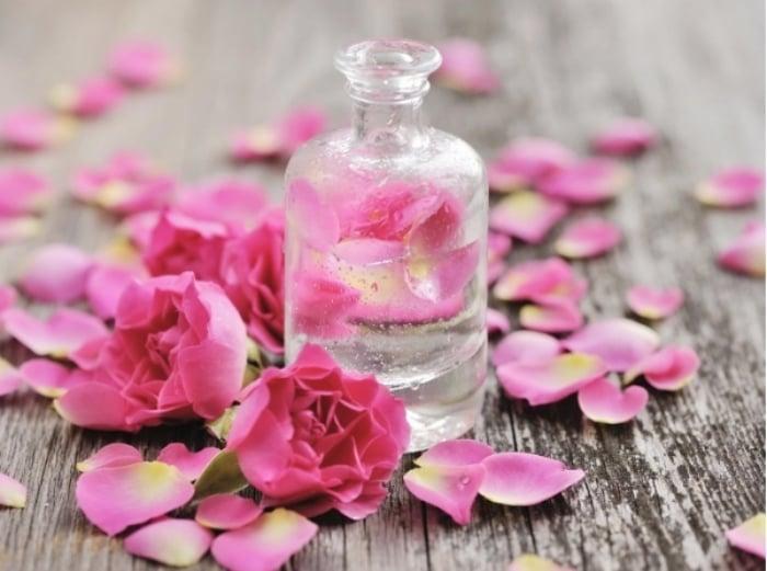 10 lợi ích sức khỏe bất ngờ của nước hoa hồng