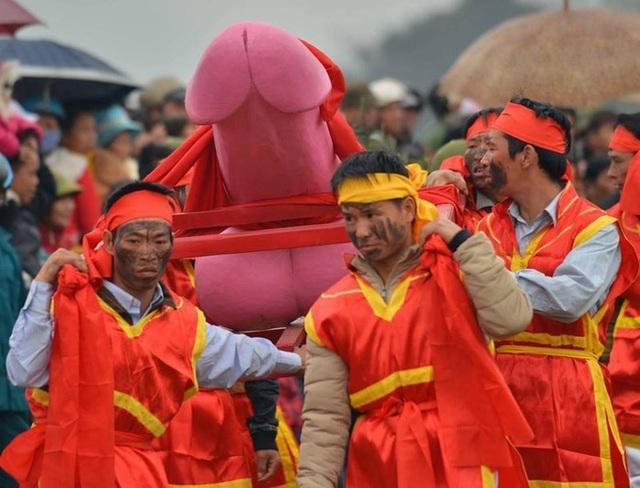 Đỏ mặt với những lễ hội rước của quý trên thế giới, Việt Nam cũng có - 1