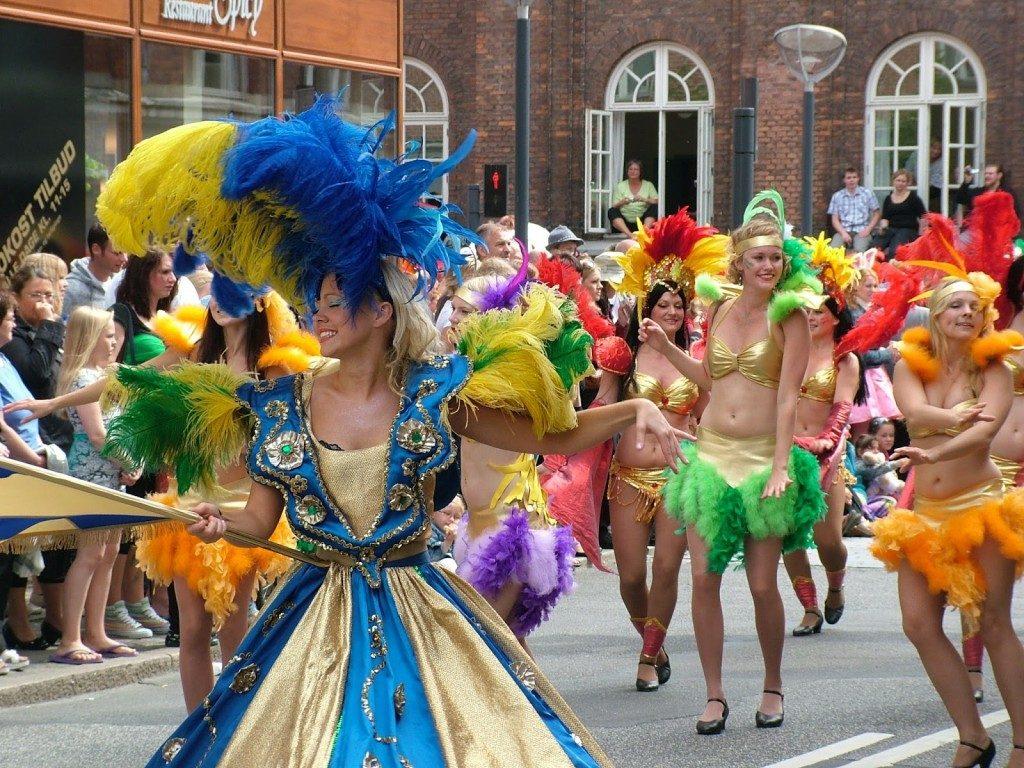 Lễ hội Carnival trình diễn trang phục và vũ điệu samba nóng bỏng, đặc trưng của Brazil