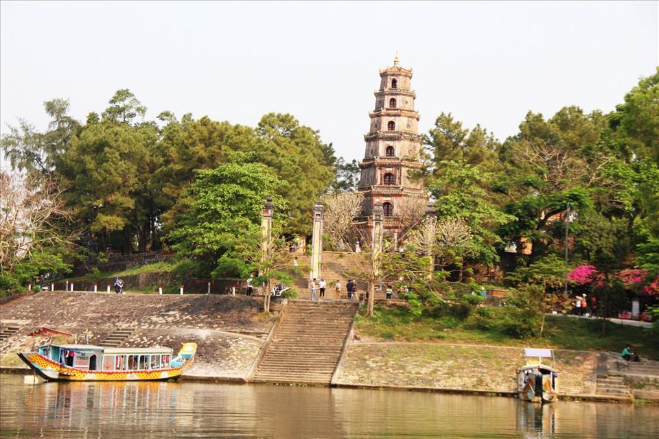 Trước chùa Thiên Mụ còn có một bến du thuyền dành cho ai muốn ngắm cảnh sông Hương bằng đường thủy. Ảnh: PĐ.