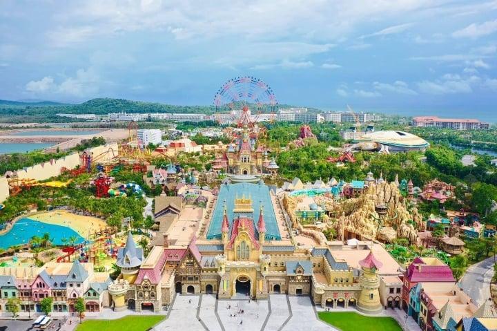 Nên tham khảo giá vé Vinpearl Land Phú Quốc trước khi đi, đặc biệt là nếu bạn tổ chức chuyến đi đông người. (Ảnh: Best Now Real)