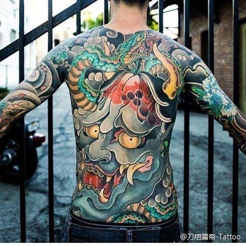 tattoo hình xăm mặt quỷ kết hợp cùng họa tiết loài rắn kín lưng