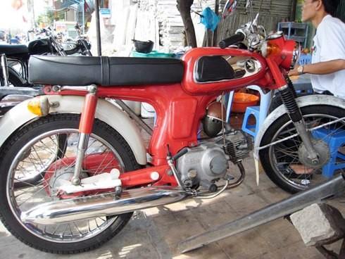 Chiếc Honda SS50 được một người chơ xe sưu tầm với các chi tiết trên xe gần như còn nguyên. SS50 đời 1967 màu đỏ có cặp phuộc trước bọc cao su, đèn xi-nhan và yên xe dài hơn, đây là những chi tiết để phân biệt với SS50 đời 1966. SS có nghĩa là Super Sport.